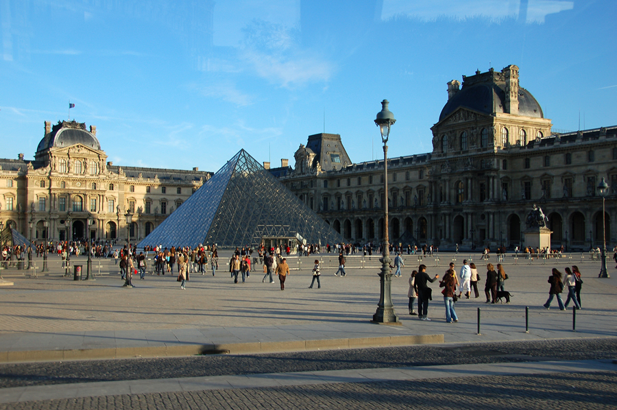 041 Louvre